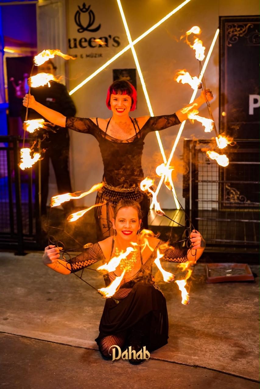 Show com fogo na entrada da Queens, 1ª edição