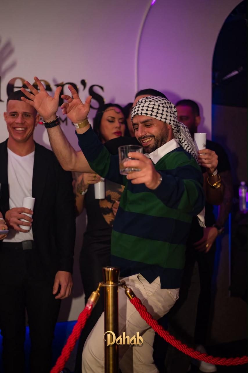 Convidado de keffiyeh dançando